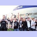 Fans vor der O2-World.