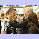 Bayerns Ministerpr�sident Horst Seehofer ehrt den Deutscher Meister Dominik Klein.