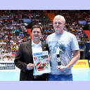 Supercup 2011: Ehrung als Rookie des Jahres f�r Patrick Wiencek.