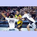 Andy Schmid wird attackiert.