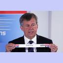 CL-Achtelfinal-Auslosung: Andrzej Miszczynski (Pr�sident von Wisla Plock) und THW-Gesch�ftsf�hrerin Sabine Holdorf-Schust.