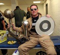 Der Trainer und die Ernte der erfolgreichsten Saison in der Vereinsgeschichte. Alfred Gislason präsentiert stolz die Champions-League-Trophäe, den DHB-Pokal und die Meisterschale. Der Trainer und die Ernte der erfolgreichsten Saison in der Vereinsgeschichte. Alfred Gislason präsentiert stolz die Champions-League-Trophäe, den DHB-Pokal und die Meisterschale.