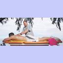 Uwe Brandenburg massiert Christian Zeitz auf La Reunion.