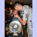 THW-Mannschaftsarzt Dr. Detlev Brandecker bekommt von Harald Reinkind eine Rasur seines Schnauzbartes verpasst.